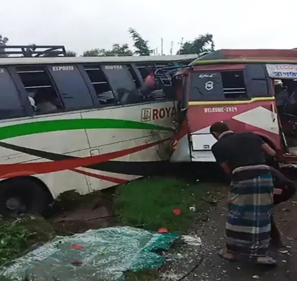 ফরিদপুরে দুই বাসের মুখোমুখি সংঘর্ষে নিহত ৩, আহত ১০
