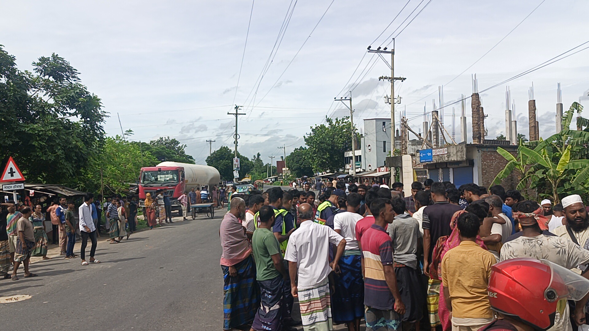 বাবার কাছ থেকে আইসক্রিম নিয়ে বাড়ি ফেরা হলো না রাবেয়ার