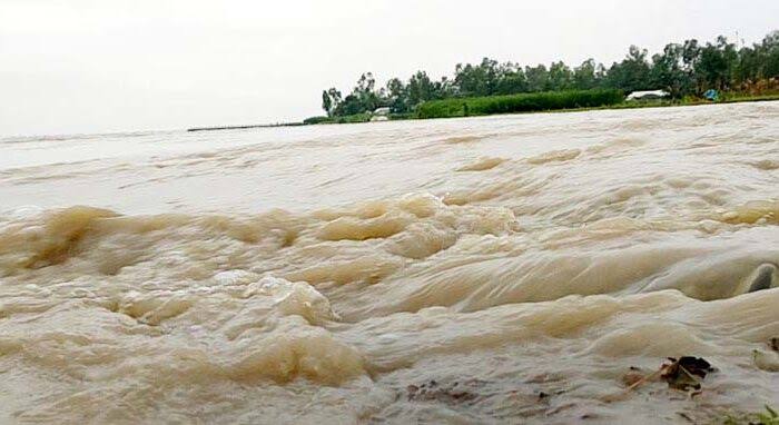জলোচ্ছ্বাসে প্লাবিত হতে পারে ১৫ জেলা, সমুদ্রবন্দরগুলোয় ৩ নম্বর সংকেত