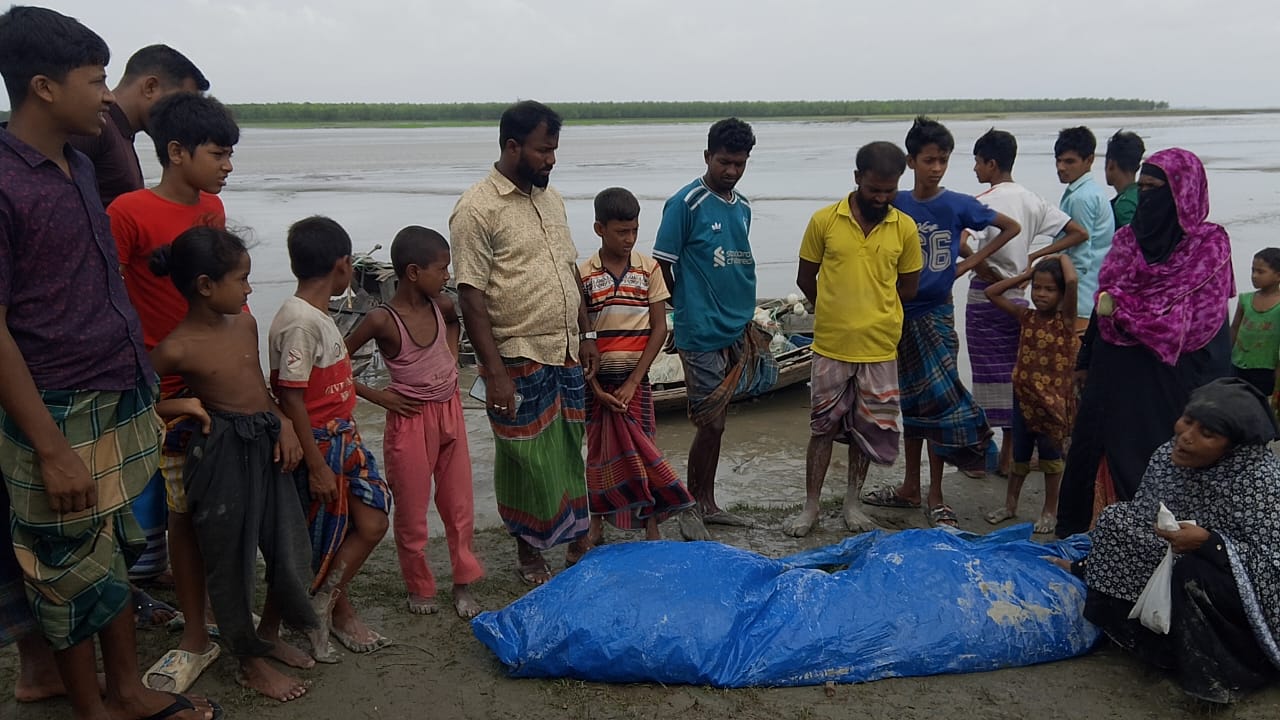 হাতিয়ায় নোঙর করা ট্রলারে বাল্কহেডের ধাক্কা, নিহত ২