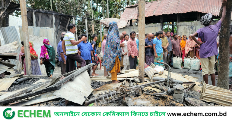 কুড়িগ্রামে ভয়াবহ অগ্নিকাণ্ডে দুই পরিবারের ছয়টি ঘর পুড়ে ছাই, ক্ষতি প্রায় ১৫ লাখ টাকা