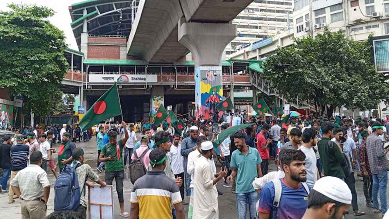 জুলাই সনদ বাস্তবায়ন দাবিতে শাহবাগে ৪ ঘণ্টা ধরে অবরোধ, ভোগান্তি