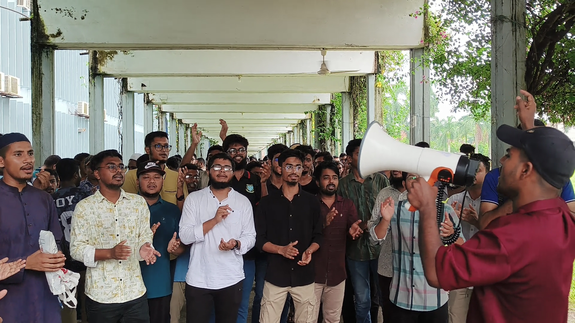 কম্বাইন্ড ডিগ্রির দাবিতে বাকৃবিতে ষষ্ঠ দিনের বিক্ষোভ, কঠোর আন্দোলনের হুঁশিয়ারি