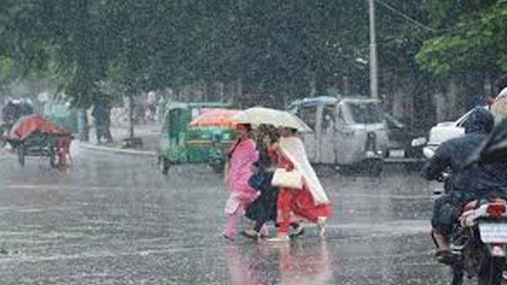 ঢাকায় বজ্রসহ বৃষ্টির আভাস, তবে বাড়বে গরম