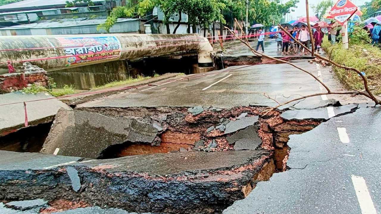 অতিবৃষ্টিতে চট্টগ্রামে দেবে গিয়েছে রাস্তা, জলাবদ্ধতায় ভোগান্তি