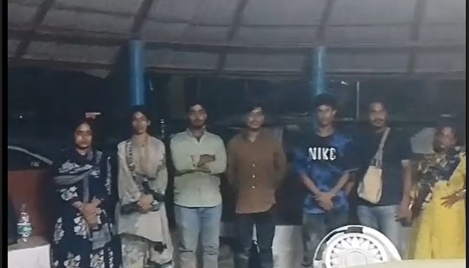 সাতক্ষীরায় বিএসএফ কর্তৃক ফেরত দেওয়া ১৬ জনকে পরিবারের কাছে হস্তান্তর