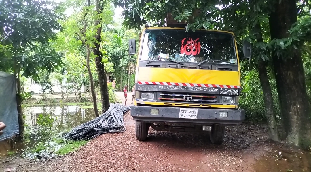 ড্রাইভারকে মারধর করে রড় বোঝাইকৃত ট্রাক নিয়ে যায় ডাকাতদল, আটক ২