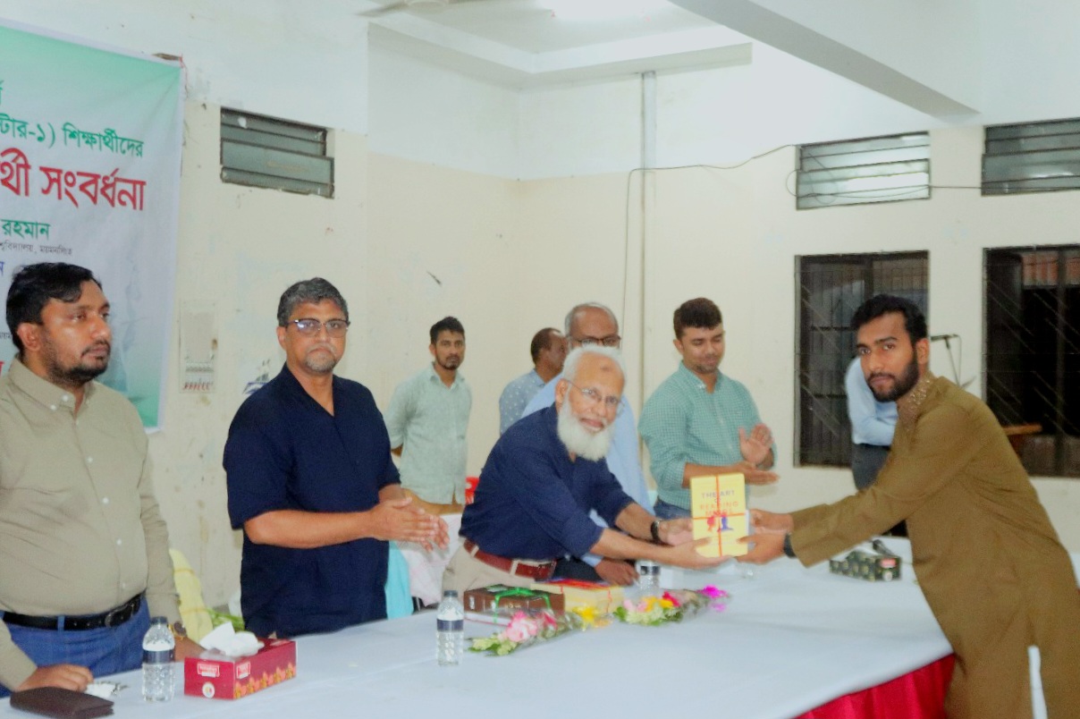 নবীন ছাত্রদের বরণ ও কৃতি শিক্ষার্থীদের সংবর্ধনা দিল বাকৃবির মাওলানা ভাসানী হল