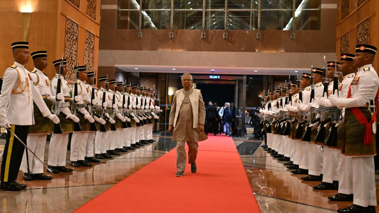 দেশের পথে প্রধান উপদেষ্টা