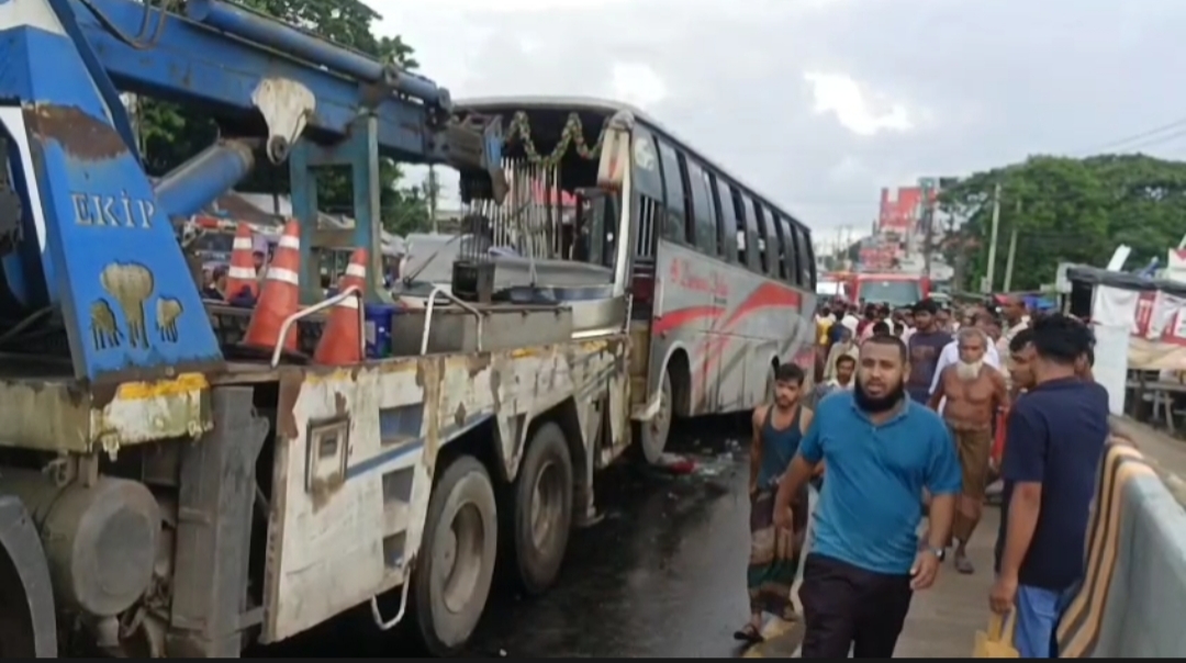 ফরিদপুরে দুই বাসের মুখোমুখি সংঘর্ষে নিহত ৩, আহত ১৫