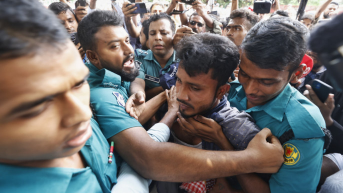 ধানমন্ডি ৩২: আ.লীগ সমর্থকদের বাধা দিল বিএনপি কর্মীরা, পুলিশে সোপর্দ