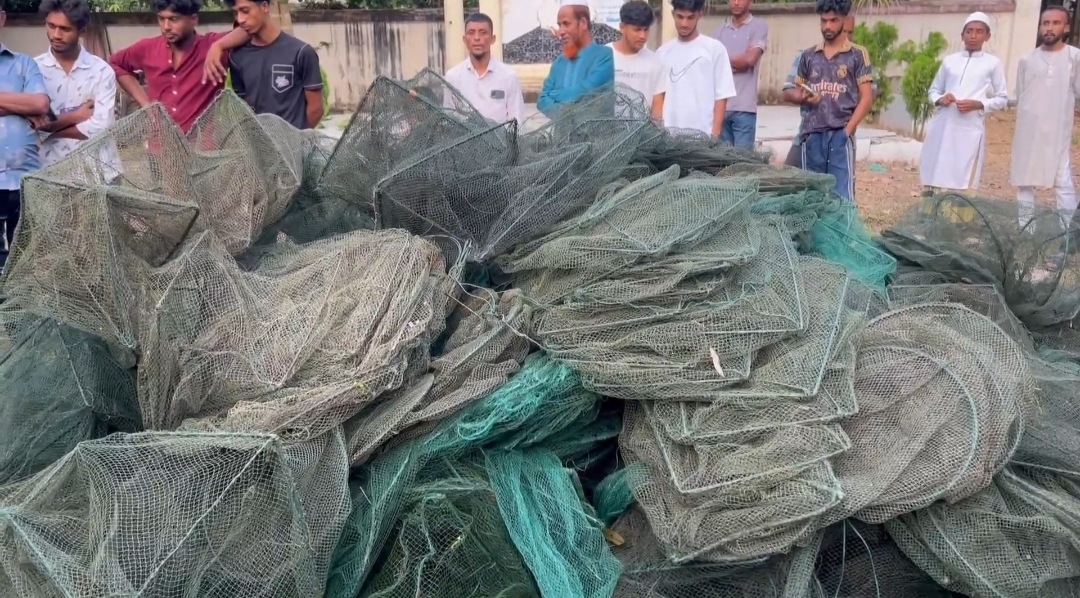 ফরিদপুরে ২৫ লাখ টাকার চায়না দুয়ারি জাল ধ্বংস