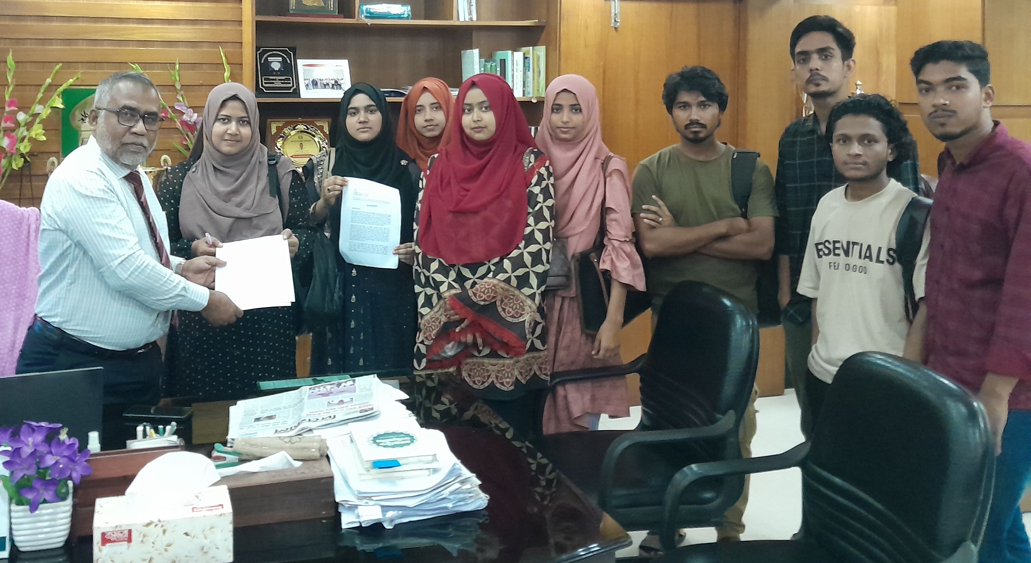 শিক্ষককে নিয়ে ফেইসবুকে আপত্তিকর মন্তব্য প্রচারের বিরুদ্ধে ব্যবস্থা গ্রহনের জন্য স্মারকলিপি