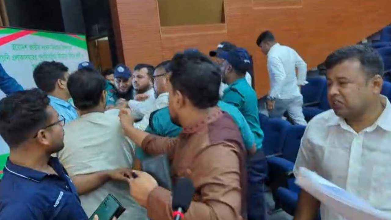 ইসির শুনানিতে বিএনপির দুই পক্ষের ‘মারামারি’