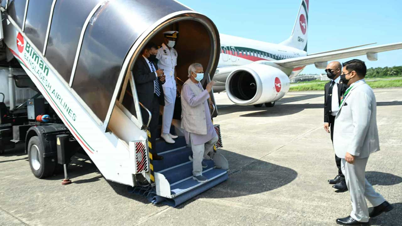 রোহিঙ্গা সম্মেলনে যোগ দিতে কক্সবাজারে প্রধান উপদেষ্টা