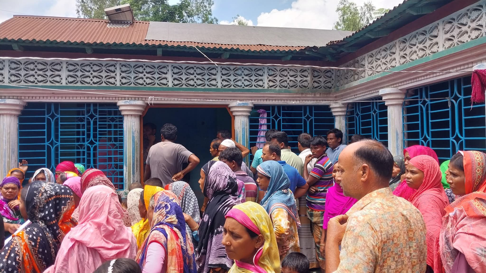 ফুলবাড়ীতে মায়ের সঙ্গে অভিমান করে ছেলের আত্মহত্যা