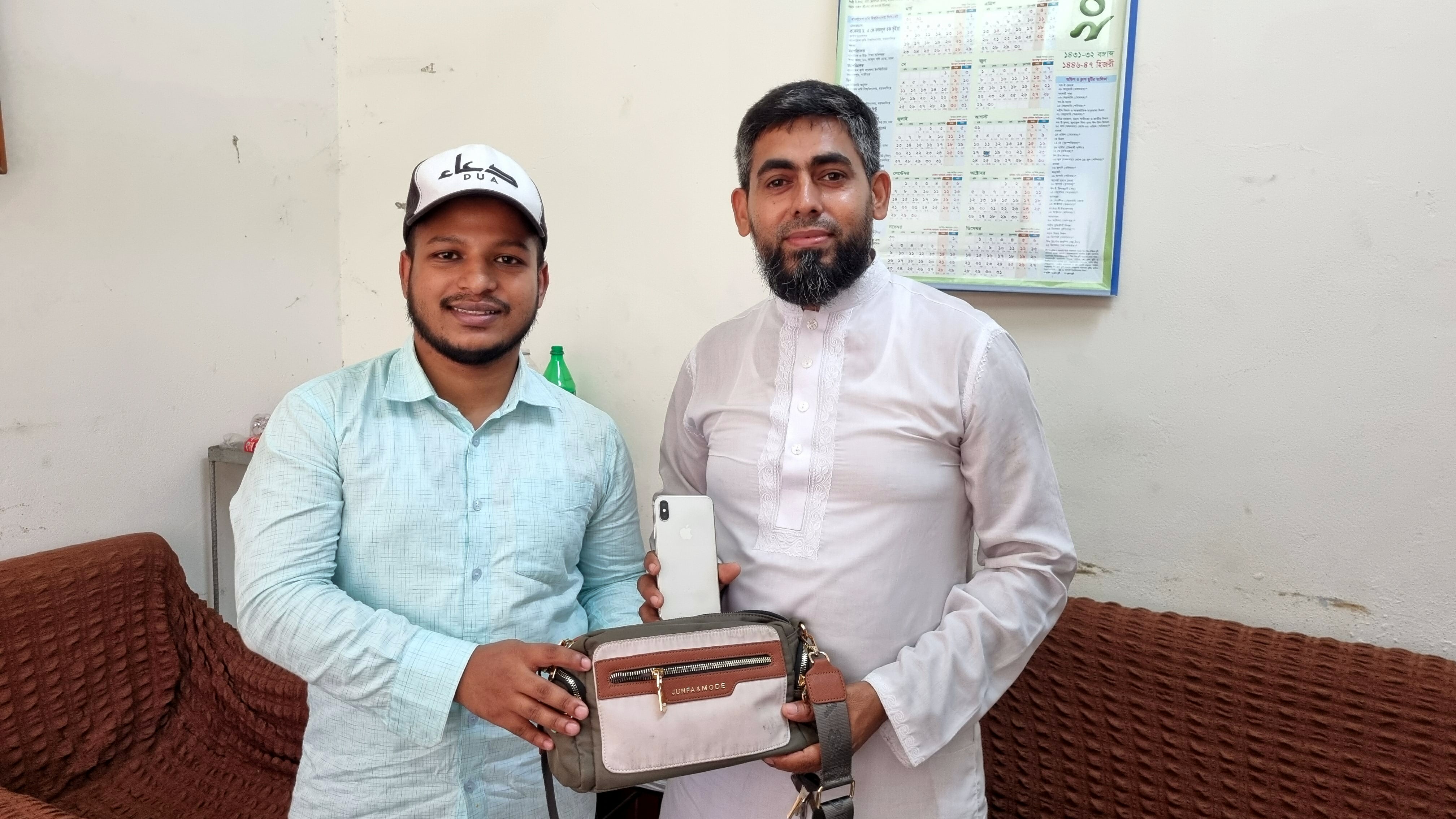 ব্যাগে লক্ষ টাকার মালপত্র, খুঁজে পেয়ে ফেরত বাকৃবি শিক্ষার্থী