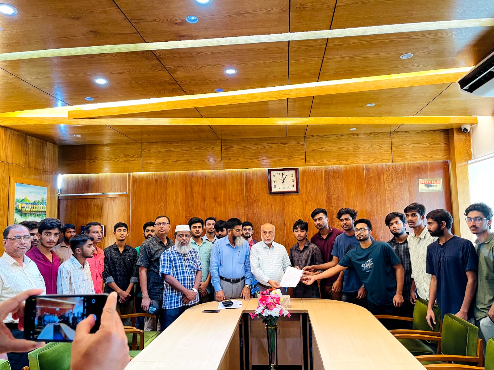 শিক্ষার্থীদের দাবিগুলো বাস্তবায়নে উদ্যোগ নেবে কর্তৃপক্ষ: বাকৃবি উপাচার্য