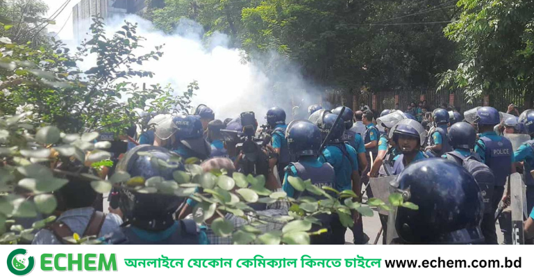 প্রকৌশল শিক্ষার্থীদের সঙ্গে পুলিশের সংঘর্ষ, টিয়ার গ্যাস-সাউন্ড গ্রেনেড নিক্ষেপ