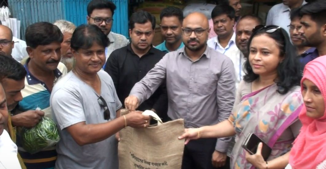 নাটোরে পরিবেশ বান্ধব পাটের ব্যাগ বিতরণ