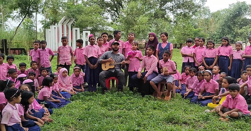 গান-বাজনায় মুখরিত এক আনন্দময় বিদ্যালয়