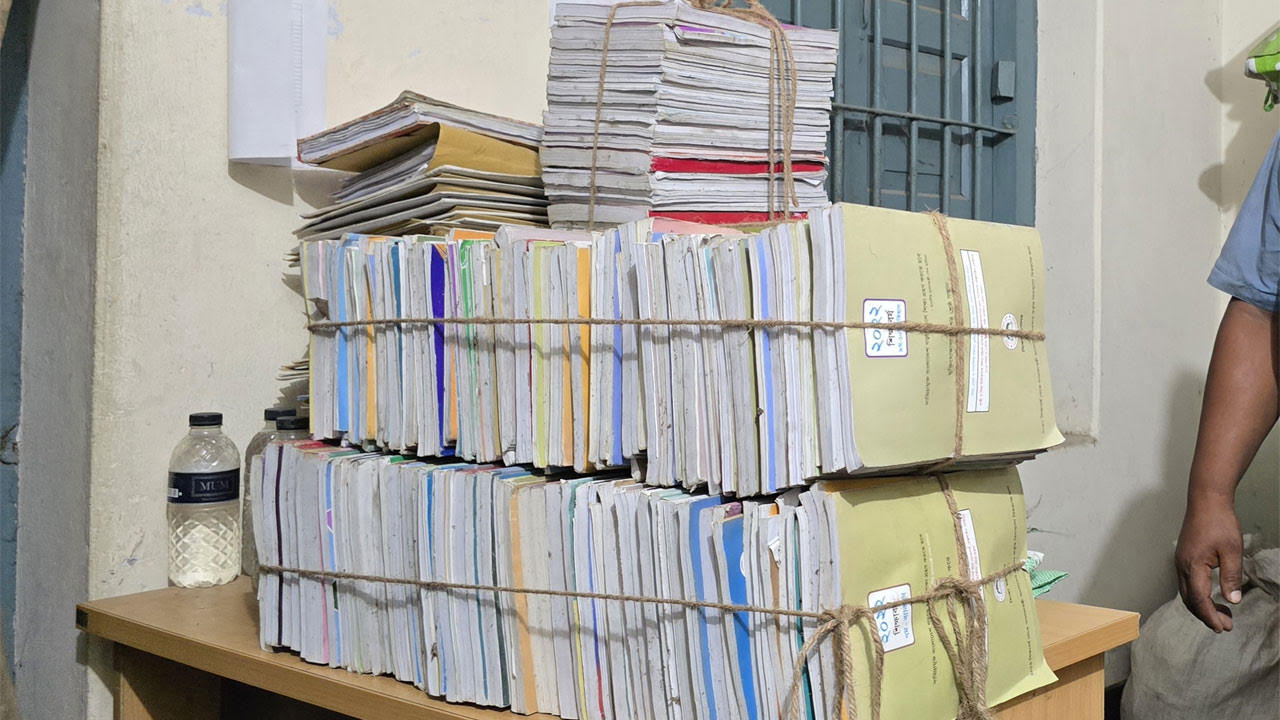 ঠাকুরগাঁওয়ের পীরগঞ্জে প্রধান শিক্ষকের বিরুদ্ধে সরকারি বই বিক্রির অভিযোগ