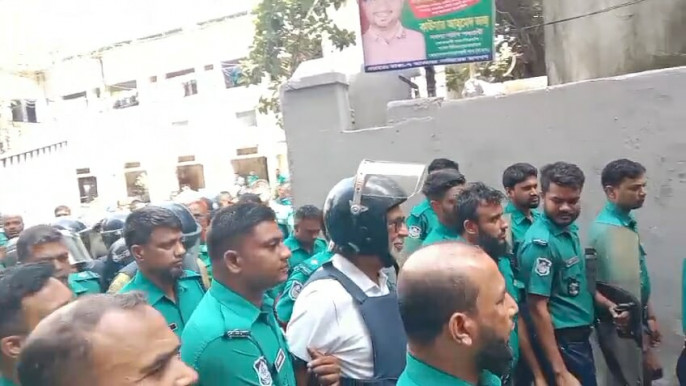 'অন্তর্বর্তীকালীন সরকারকে উৎখাতের ষড়যন্ত্র' মামলায় লতিফ সিদ্দিকী, অধ্যাপক কার্জনসহ ১৬ জনকে কারাগারে প্রেরণ