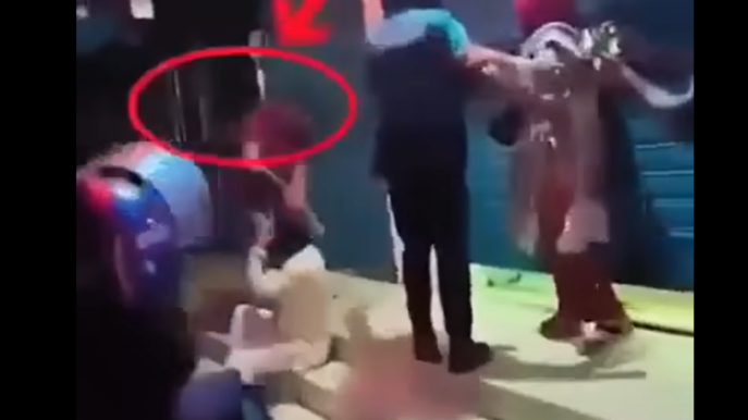 কাকরাইলে লাঠিপেটা করা লাল টি-শার্ট পরা সেই ব্যক্তির পরিচয় এখনও জানতে পারেনি পুলিশ