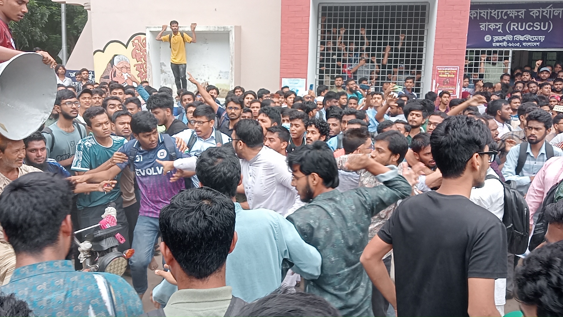 রাবিতে শিক্ষার্থীদের প্রতিরোধে পিছু হটলো ছাত্রদল, তালা ভেঙে মনোনয়ন বিতরণ শুরু