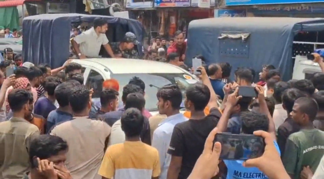 নোয়াখালীতে ভ্রাম্যমাণ আদালতের অভিযানে হামলা, ম্যাজিস্ট্রেটের গাড়ি ভাঙচুর