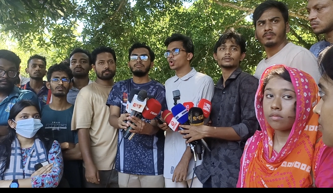 বাকৃবির শিক্ষার্থীদের ৬ দফা দাবি পেশ, হল না ছাড়ার ঘোষণা