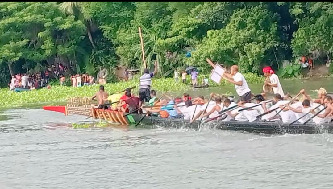 ফরিদপুরের ভাঙ্গায় হাজারো দর্শকের অংশগ্রহণে অনুষ্ঠিত হলো ঐতিহ্যবাহী নৌকা বাইচ