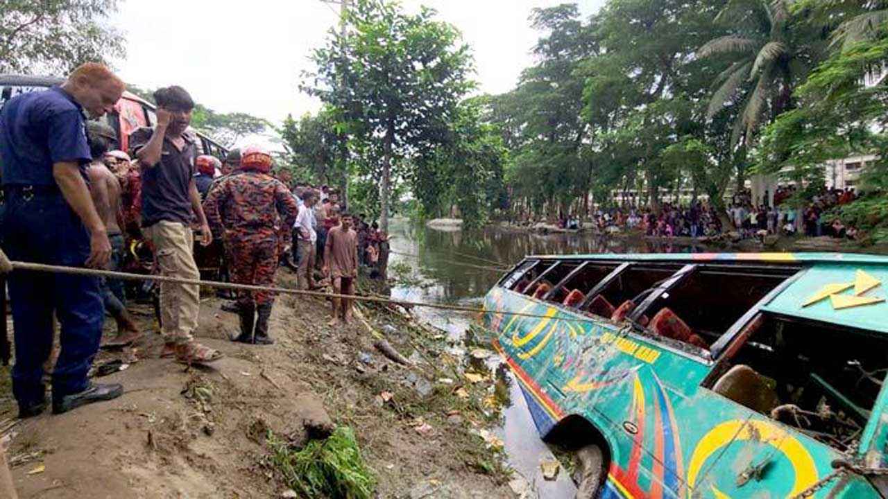 লক্ষ্মীপুরে যাত্রীবাহী বাস খাদে, মৃতের সংখ্যা বেড়ে ৫