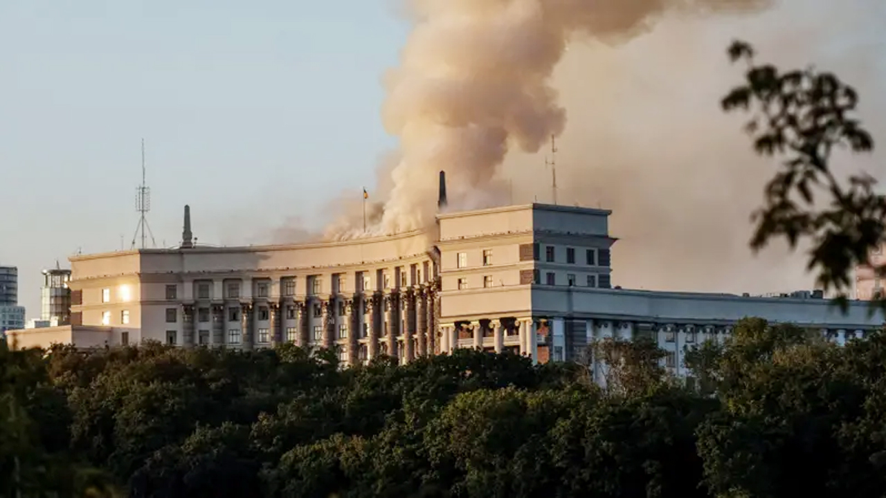 ইউক্রেনের মন্ত্রিসভার ভবনে রাশিয়ার হামলা