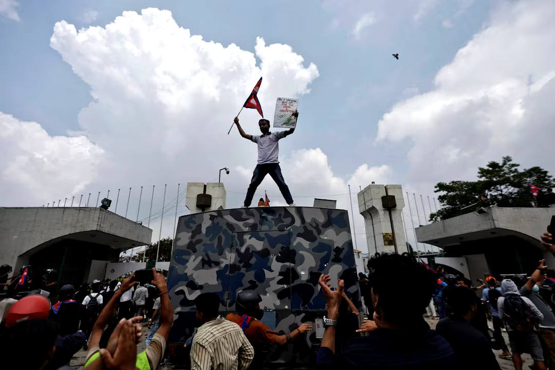 নেপালের পার্লামেন্টে ঢুকে পড়েছে হাজার হাজার ছাত্র-জনতা, নিহত বেড়ে ৮