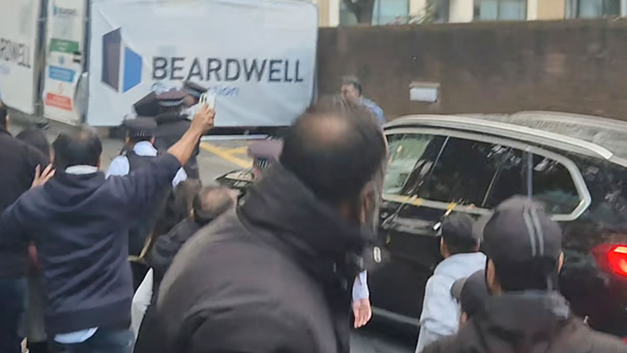 লন্ডনে মাহফুজ আলমের ওপর হামলার চেষ্টা আ. লীগের নেতা-কর্মীদের