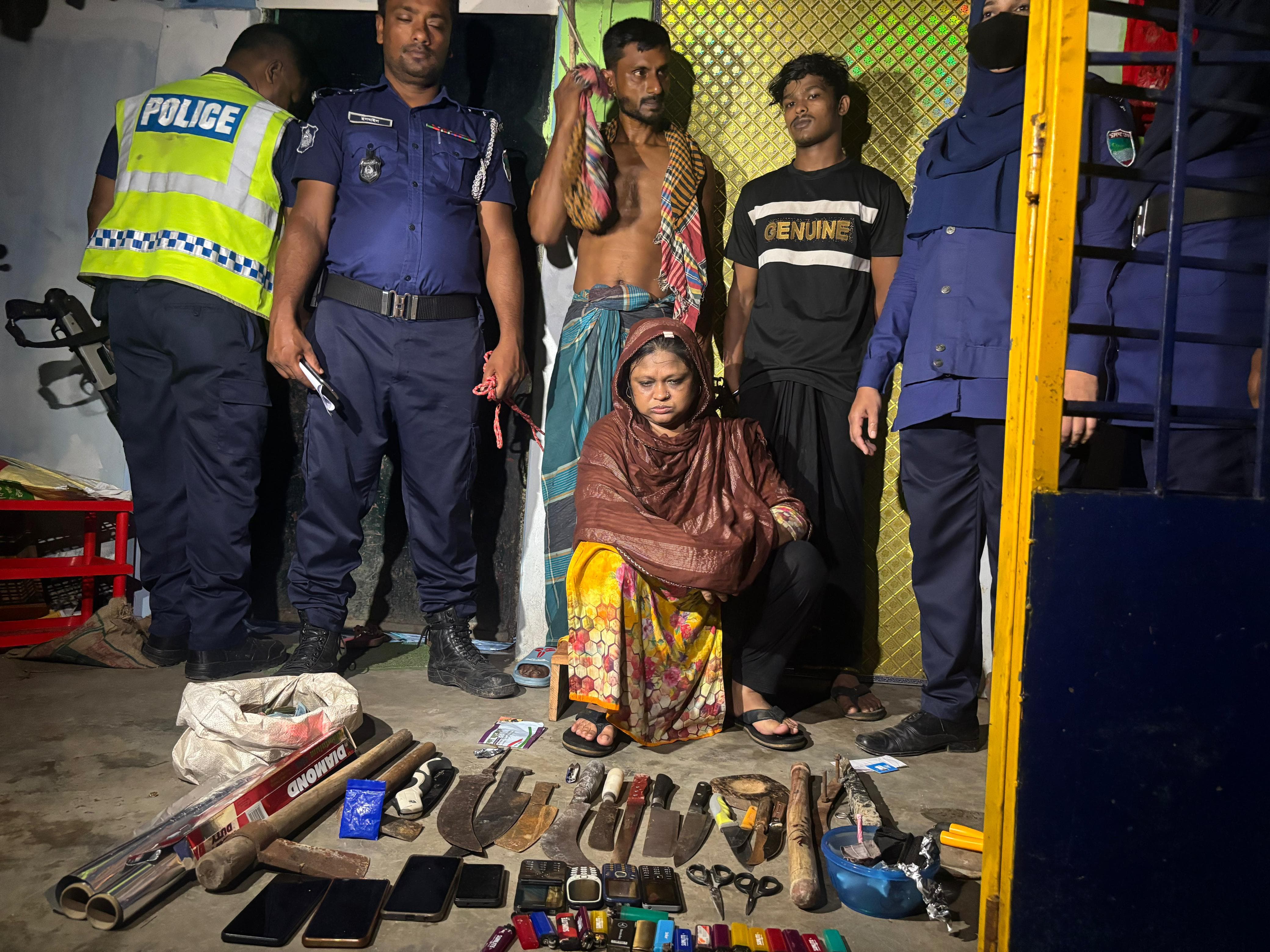 সাতক্ষীরায় যৌথ বাহিনির অভিযানে দুই সহযোগীসহ মাদক সম্রাজ্ঞী আনজুয়ারা গ্রেপ্তার