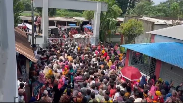 ফরিদপুরে ১০ টাকা কেজি ইলিশ বিক্রির ঘোষণা, জনতার চাপে প্রাণে বাঁচতে পালালেন এমপি প্রার্থী