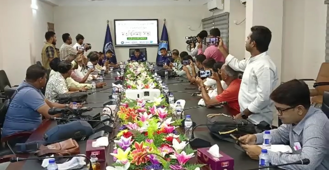 শারদীয় দুর্গোৎসব উপলক্ষে ফ‌রিদপু‌রে সাংবাদিকদের সঙ্গে পুলিশের মত বিনিময়