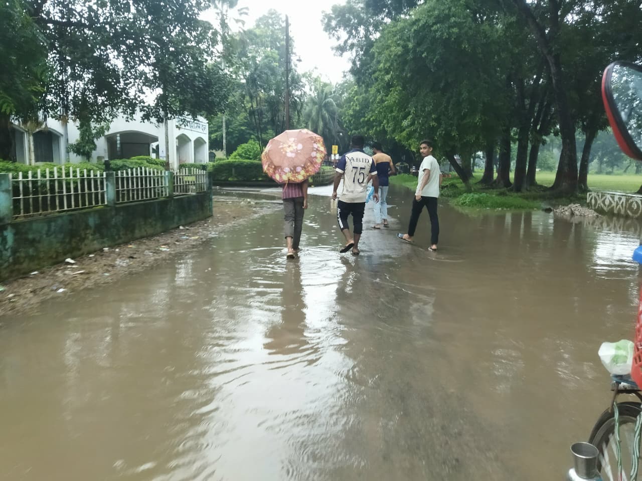 ইবিতে নেই পর্যাপ্ত ড্রেনেজ ব্যবস্থা, বৃষ্টি হলেই ভোগান্তি
