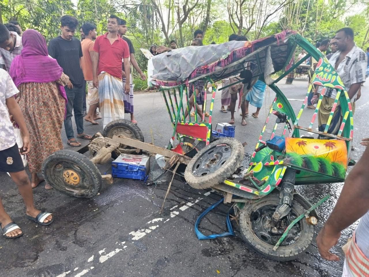 নাটোরে বাসের ধাক্কায় প্রাণ গেল অটোরিকশার ৩ যাত্রীর