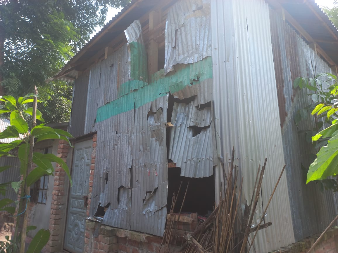 ফরিদপুরের সালথায় মসজিদের চাবি না দেওয়ায় দুই পক্ষের সংঘর্ষে আহত ৩০, বাড়িঘর ভাঙচুর