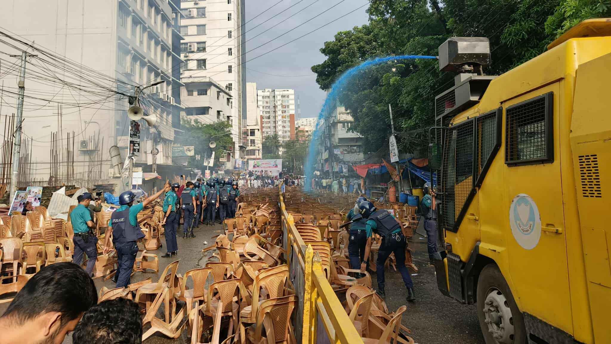পুলিশের বাধায় জাতীয় পার্টির কর্মী সম্মেলন পণ্ড, সাউন্ড গ্রেনেড নিক্ষেপ