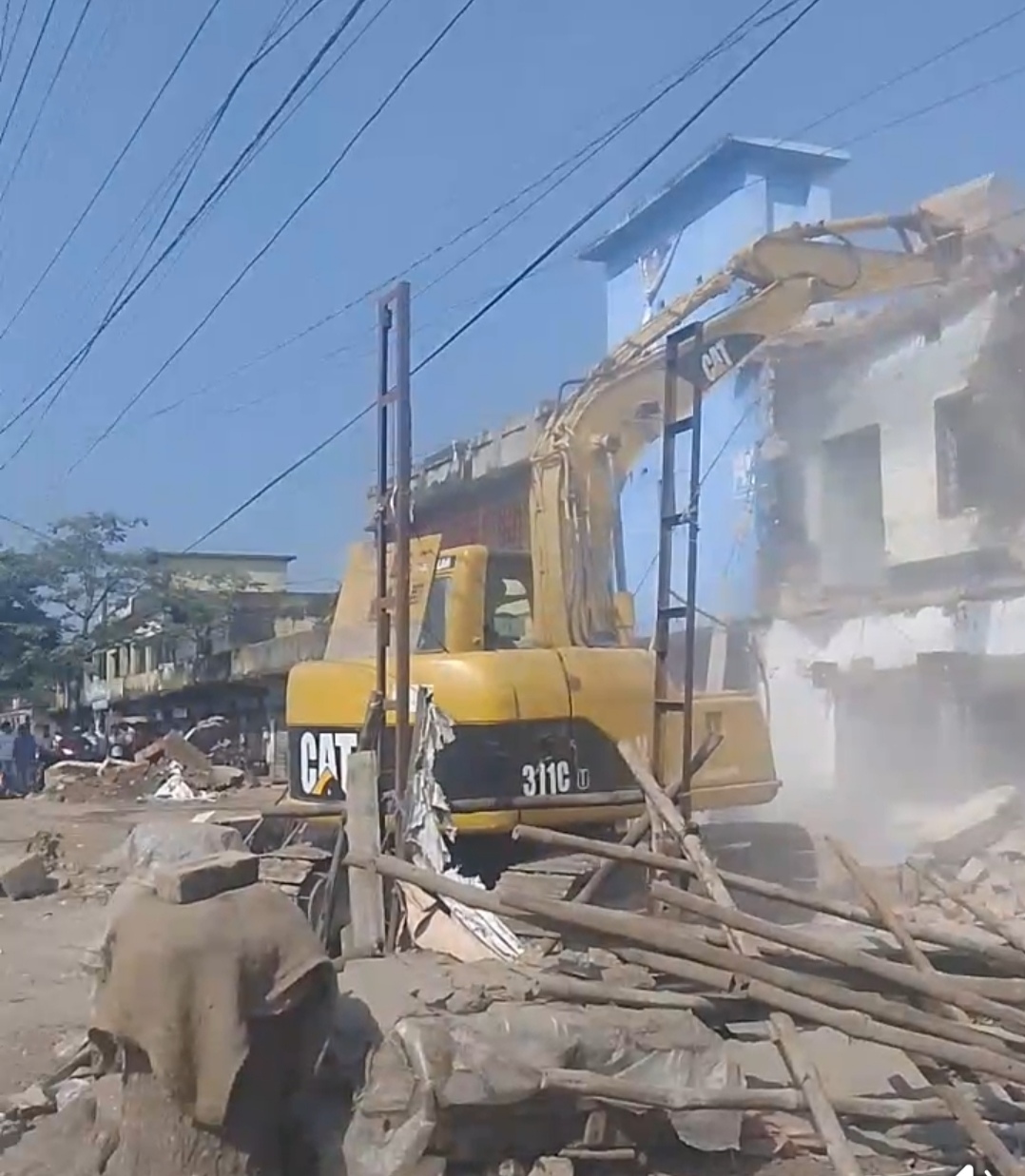 শ্যামনগরে অবৈধ স্থাপনা উচ্ছেদ অভিযান শুরু, বাড়িঘর হারিয়ে বিপাকে ছিন্নমূল পরিবারের সদস্যরা