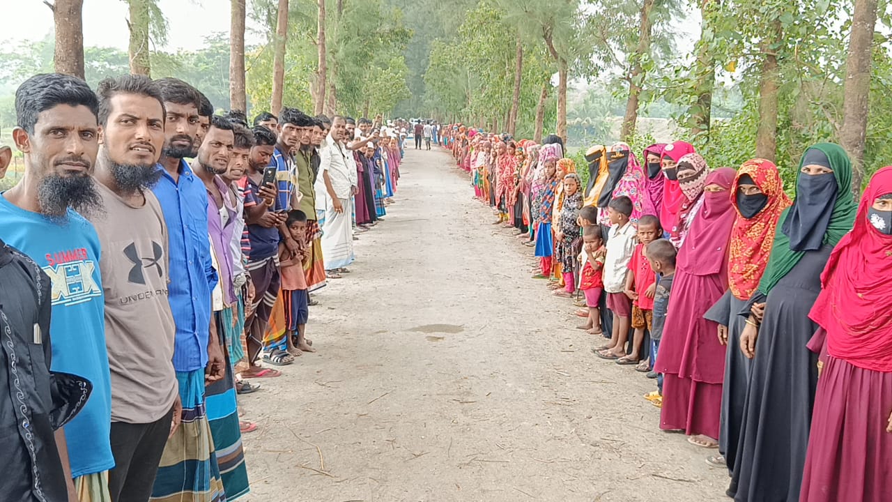 নোয়াখালীতে নদী ভাঙ্গণ রোধে শিক্ষার্থী ও এলাকাবাসীর মানববন্ধন