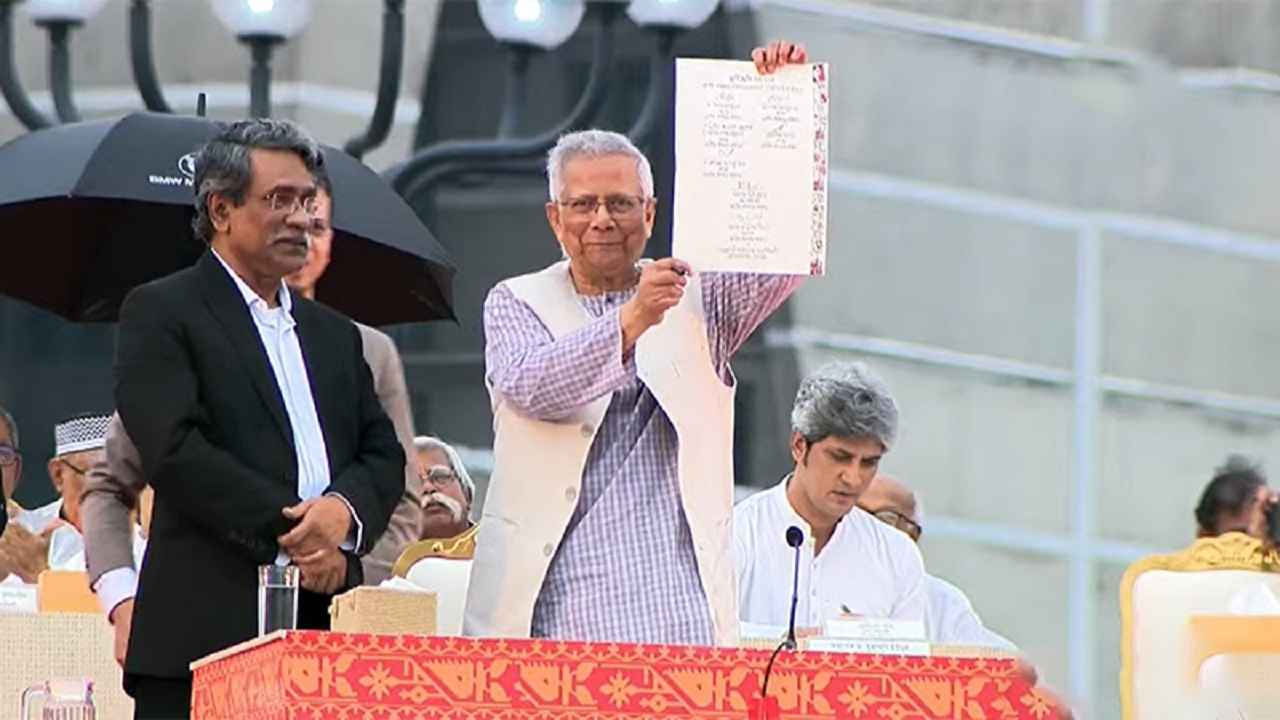 জুলাই সনদে সই করলেন প্রধান উপদেষ্টা ও রাজনৈতিক দলের প্রতিনিধিরা