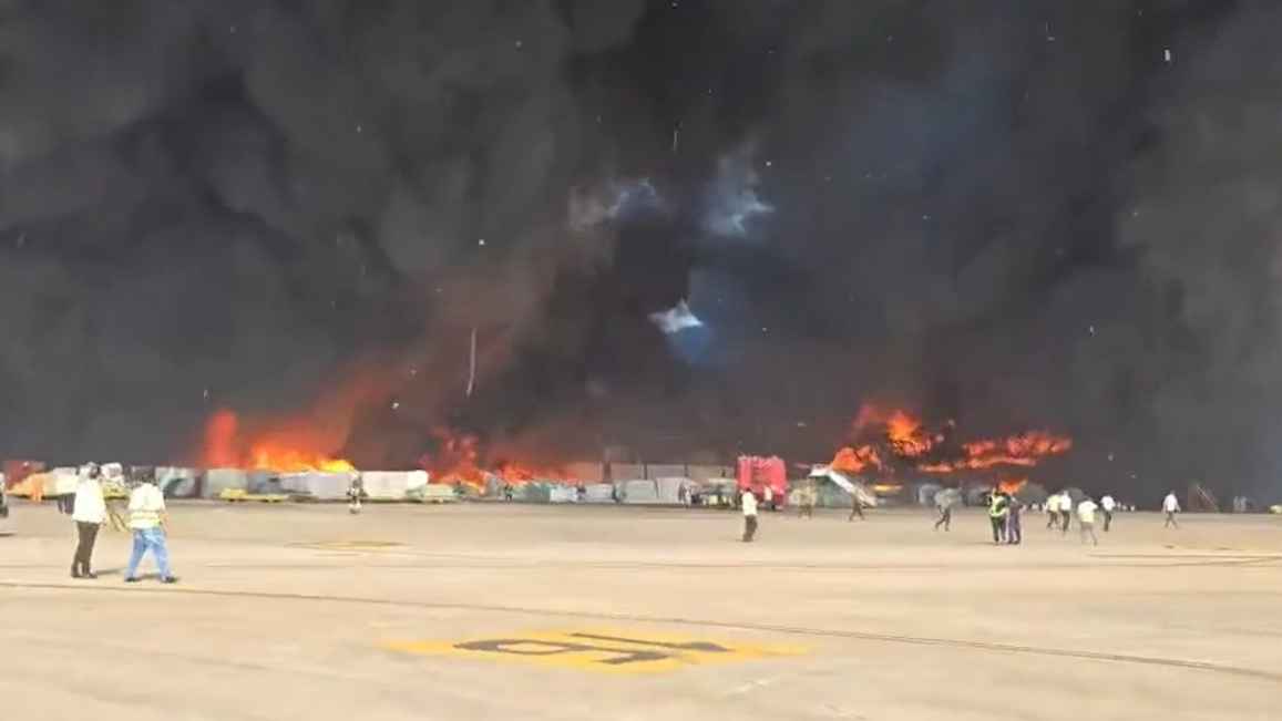 শাহজালাল বিমানবন্দরের কার্গো ভিলেজে ভয়াবহ আগুন, নিয়ন্ত্রণে ফায়ারের ২৮ ইউনিট