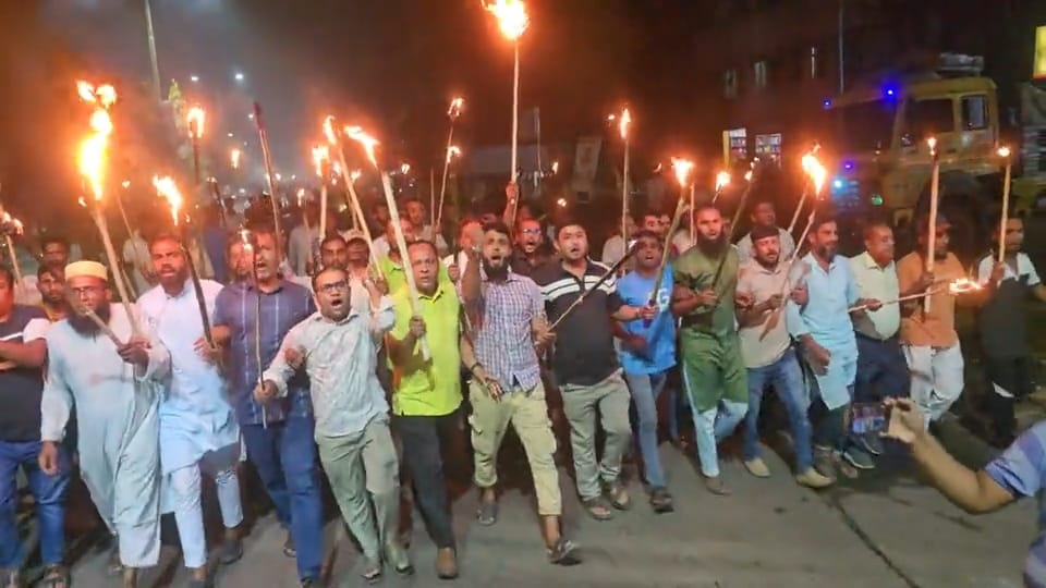 ফরিদপুরে আওয়ামী লীগের পুনর্বাসন ও সন্ত্রাসীদের পুনর্বাসনের প্রতিবাদে কৃষক দলের মশাল মিছিল