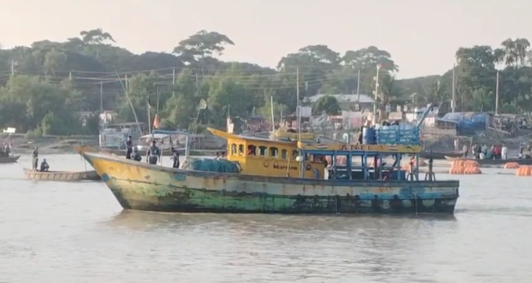 মোংলায় ভারতীয় ফিসিং ট্রলারসহ ৯ জেলে আটক