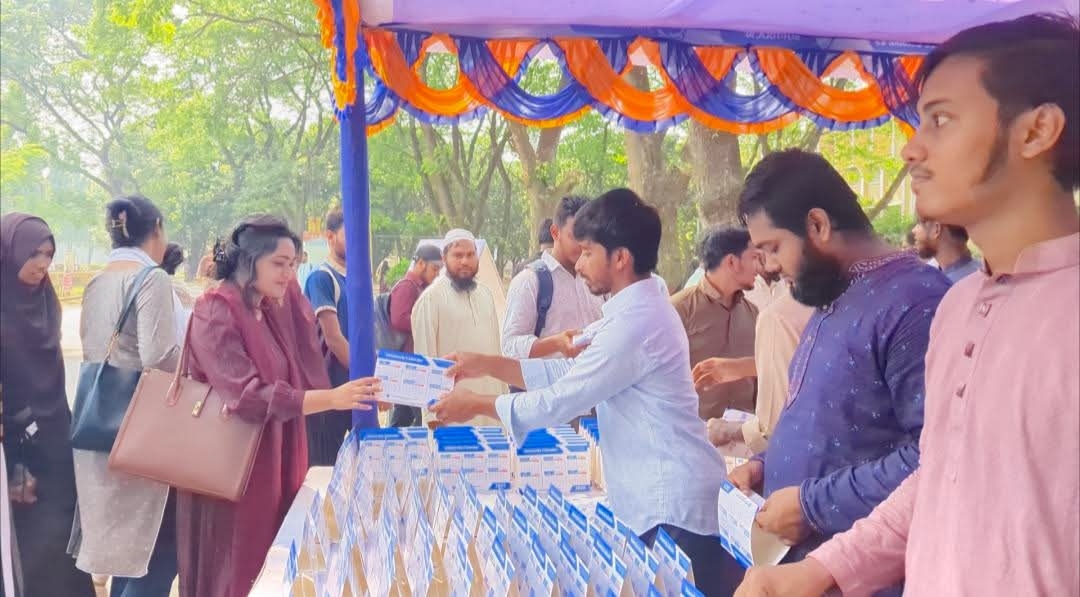 শিক্ষার্থীদের মাঝে ৮ হাজার ক্যালেন্ডার বিতরণ করল ইবি শিবির